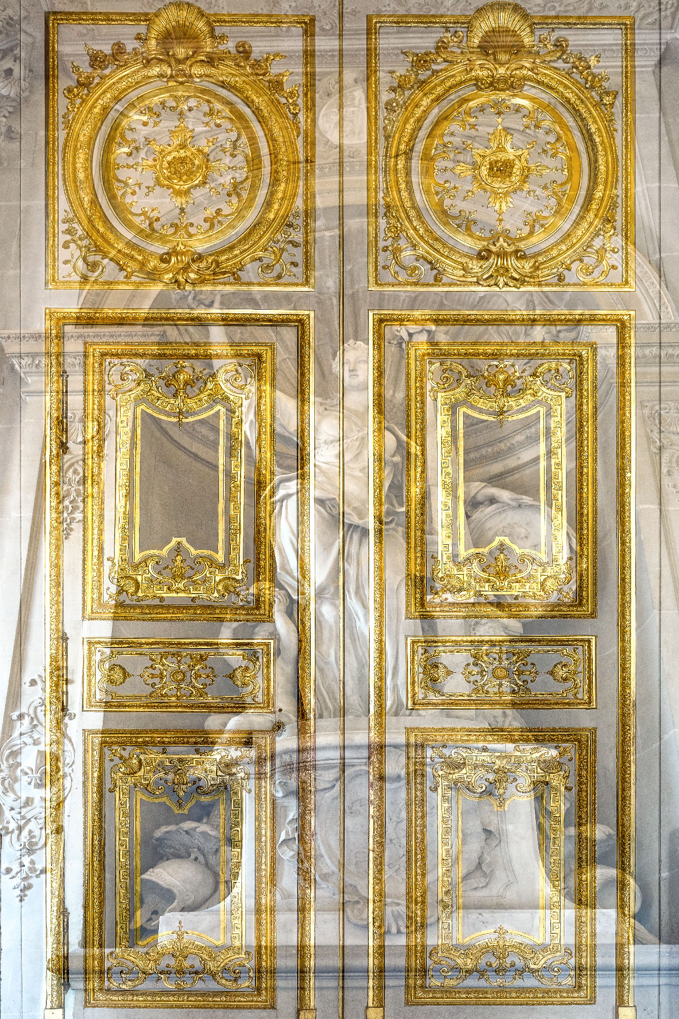 DERRIÈRE LES PORTES CLOSES